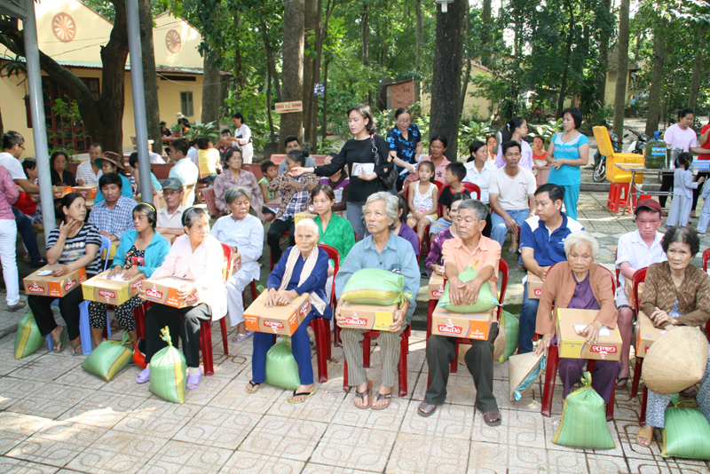 Chùa Bửu Quang - buu quang-22-phát quà từ thiện năm 2014-3.jpg (626627 KB)