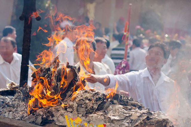 Người dân đốt vàng mã tại một chùa ở Bình Dương