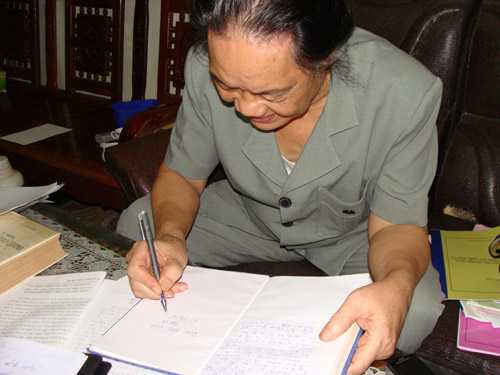 Giờ đây, ông giáo Xuyền ít sử dụng chữ Quốc ngữ, mà toàn sử dụng chữ Việt cổ vào công việc ghi chép, sáng tác.