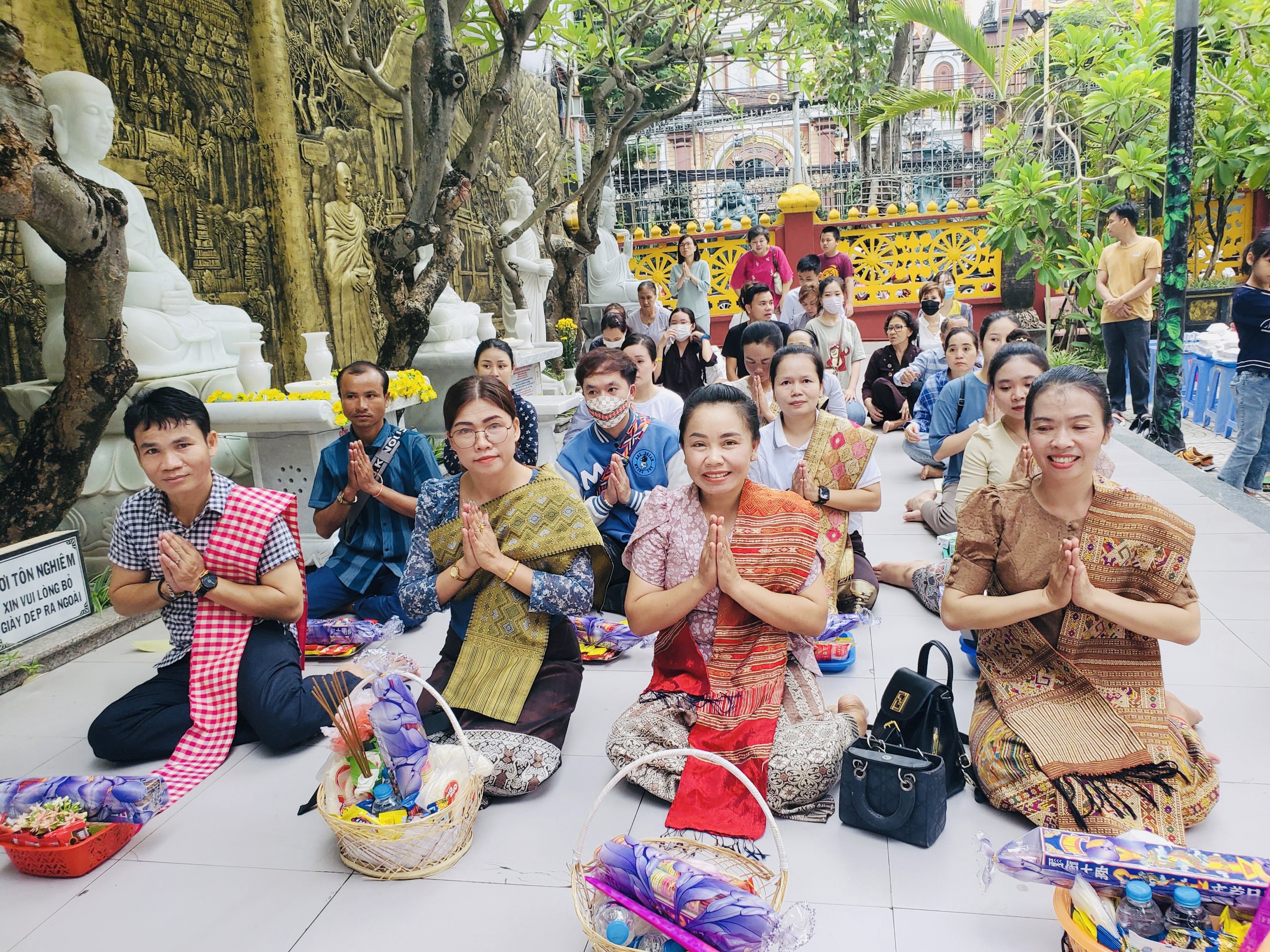 Đà Nẵng: Lễ dâng y mùa mưa, dặt bát hội An cư kiết hạ Việt Nam - Lào 2023 - z4566500129929_36a374a5a8f4d8b9320dae3d1fd5dca3.jpg (1730300 KB)