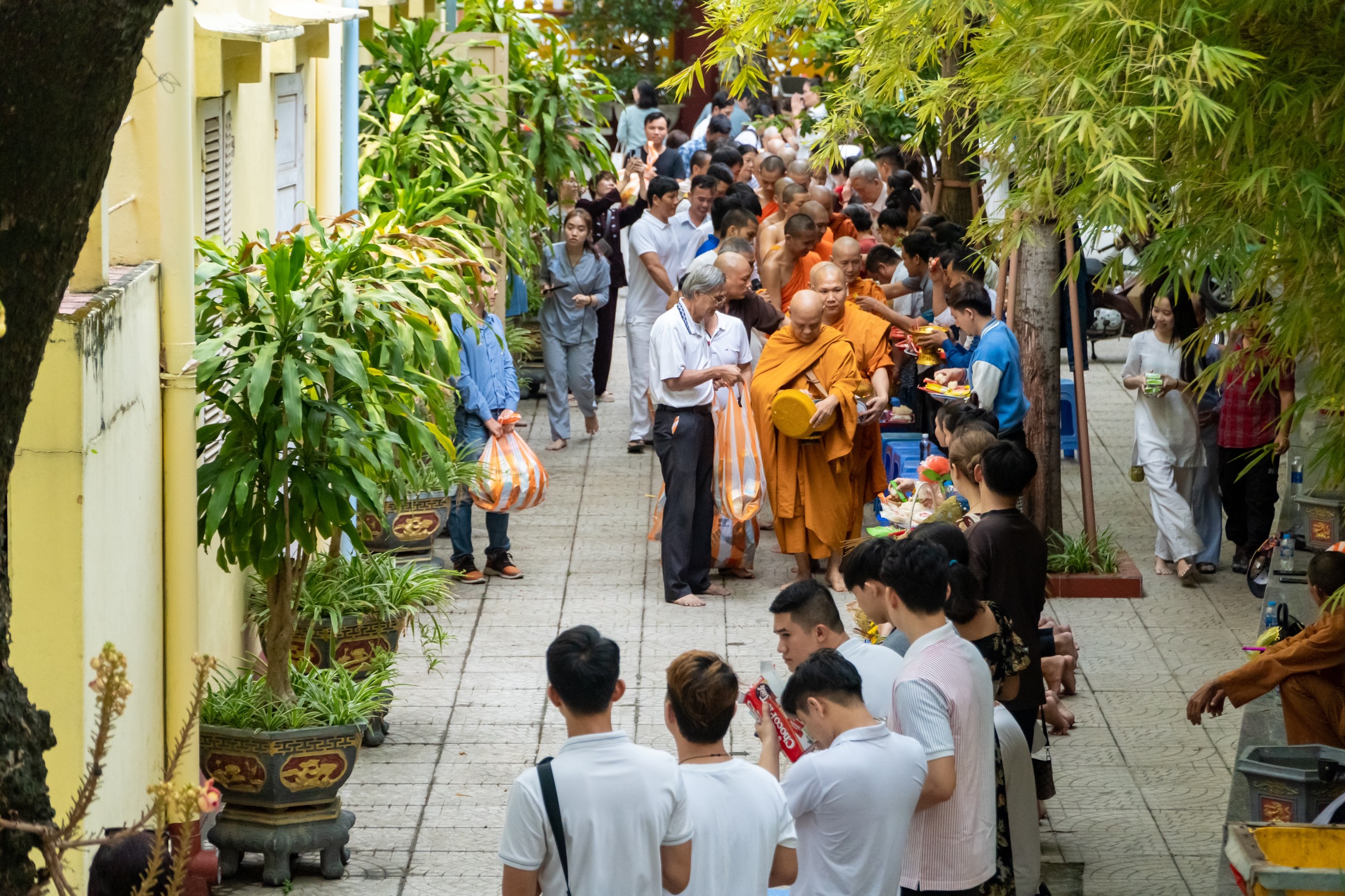 Đà Nẵng: Lễ dâng y mùa mưa, dặt bát hội An cư kiết hạ Việt Nam - Lào 2023 - z4566500165026_b75c8b591284f5737399d2e8076f1603.jpg (1193599 KB)
