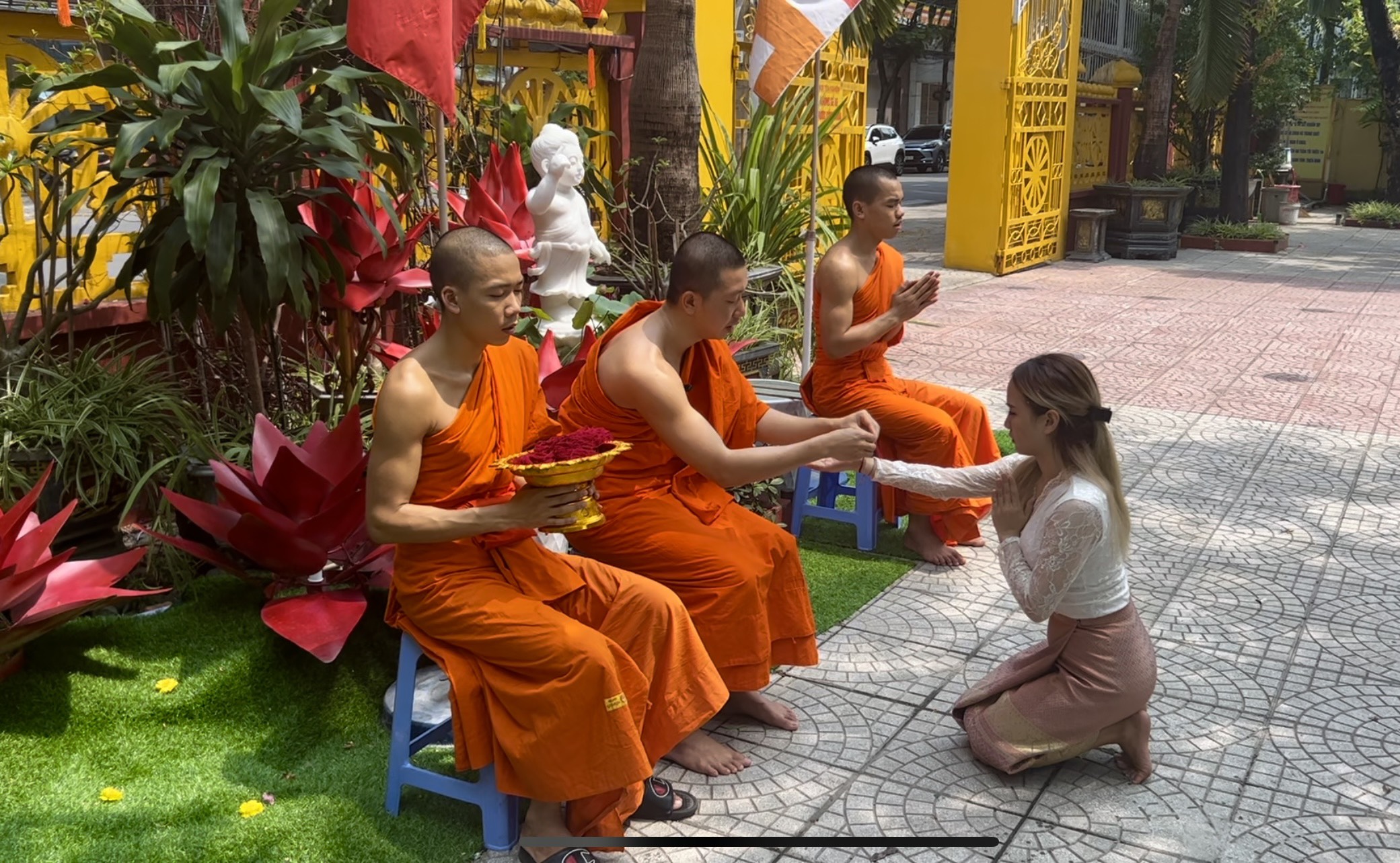 Đà Nẵng: Thượng tọa Tiến sĩ Sayadaw Janaka Ashin viếng thăm chúc mừng Phật Đản đến Chư Tăng Phật Tử Việt Nam và Lào tại chùa Tam Bảo Đà Nẵng - z4364769972069_7edc69f31fc58c9c9119811ce58695aa.jpg (730097 KB)