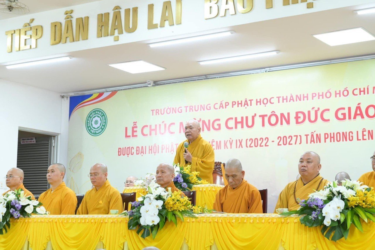 Trường Trung cấp Phật học TPHCM tổ chức lễ chúc mừng và tôn vinh chư vị Giáo thọ được tấn phong Giáo phẩm - IMG_8808.jpeg (252658 KB)