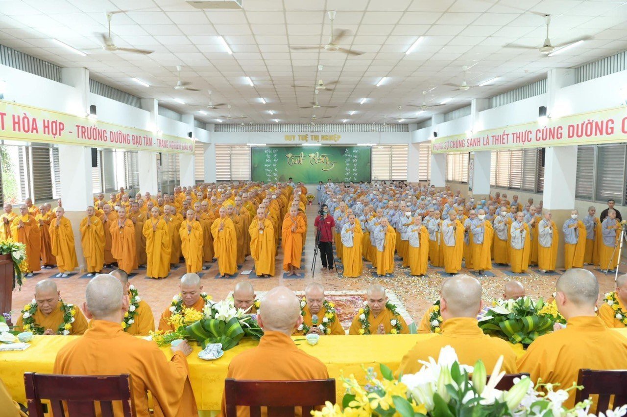 Trường Trung cấp Phật học TPHCM tổ chức lễ chúc mừng và tôn vinh chư vị Giáo thọ được tấn phong Giáo phẩm - IMG_8810.jpeg (333715 KB)