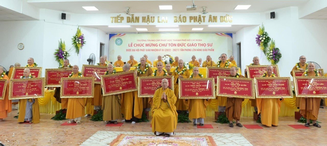 Trường Trung cấp Phật học TPHCM tổ chức lễ chúc mừng và tôn vinh chư vị Giáo thọ được tấn phong Giáo phẩm - IMG_8813.jpeg (234239 KB)