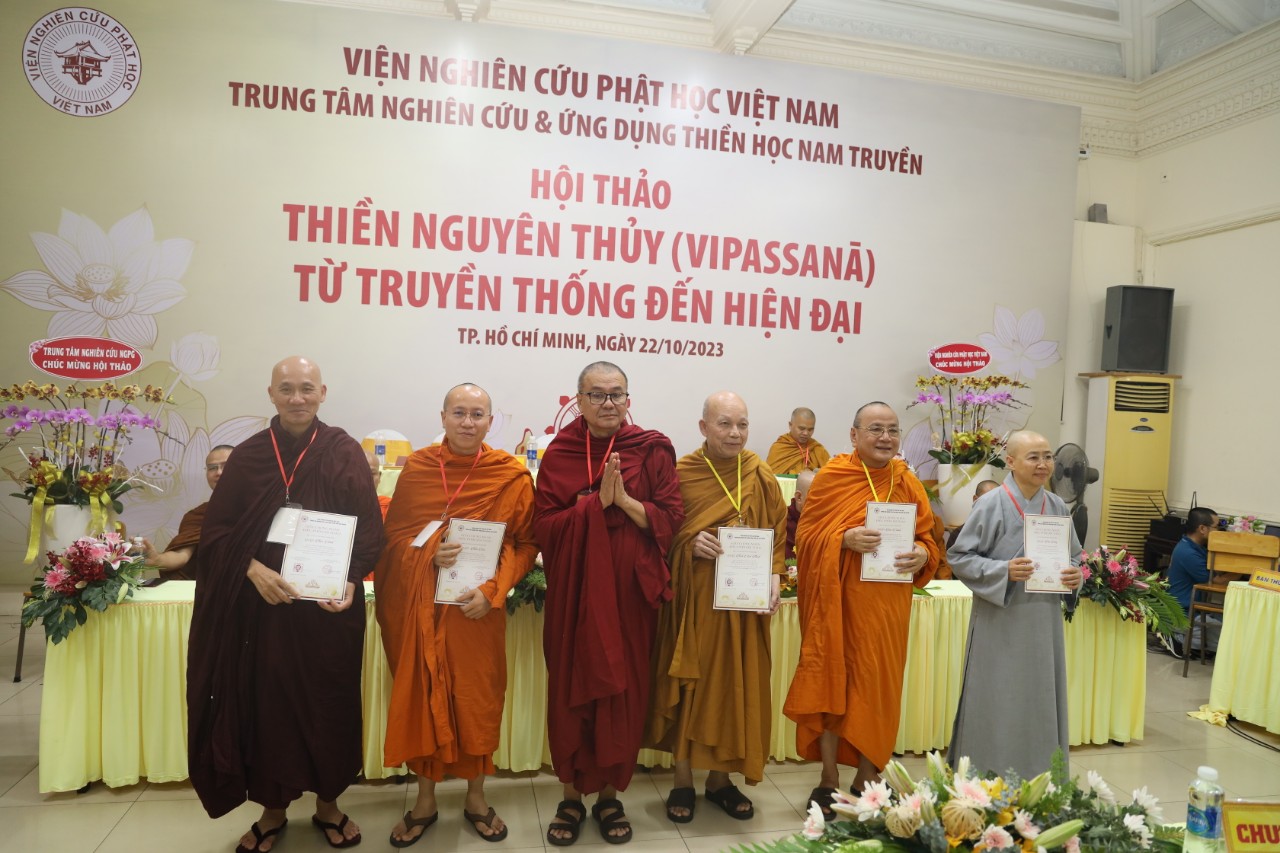 TPHCM: Bế mạc Hội thảo” Thiền nguyên thủy Vipassanā từ truyền thống đến hiện đại” - z4807975747007_d27e1500b722e51bab7f43b03dd81c78.jpg (235476 KB)