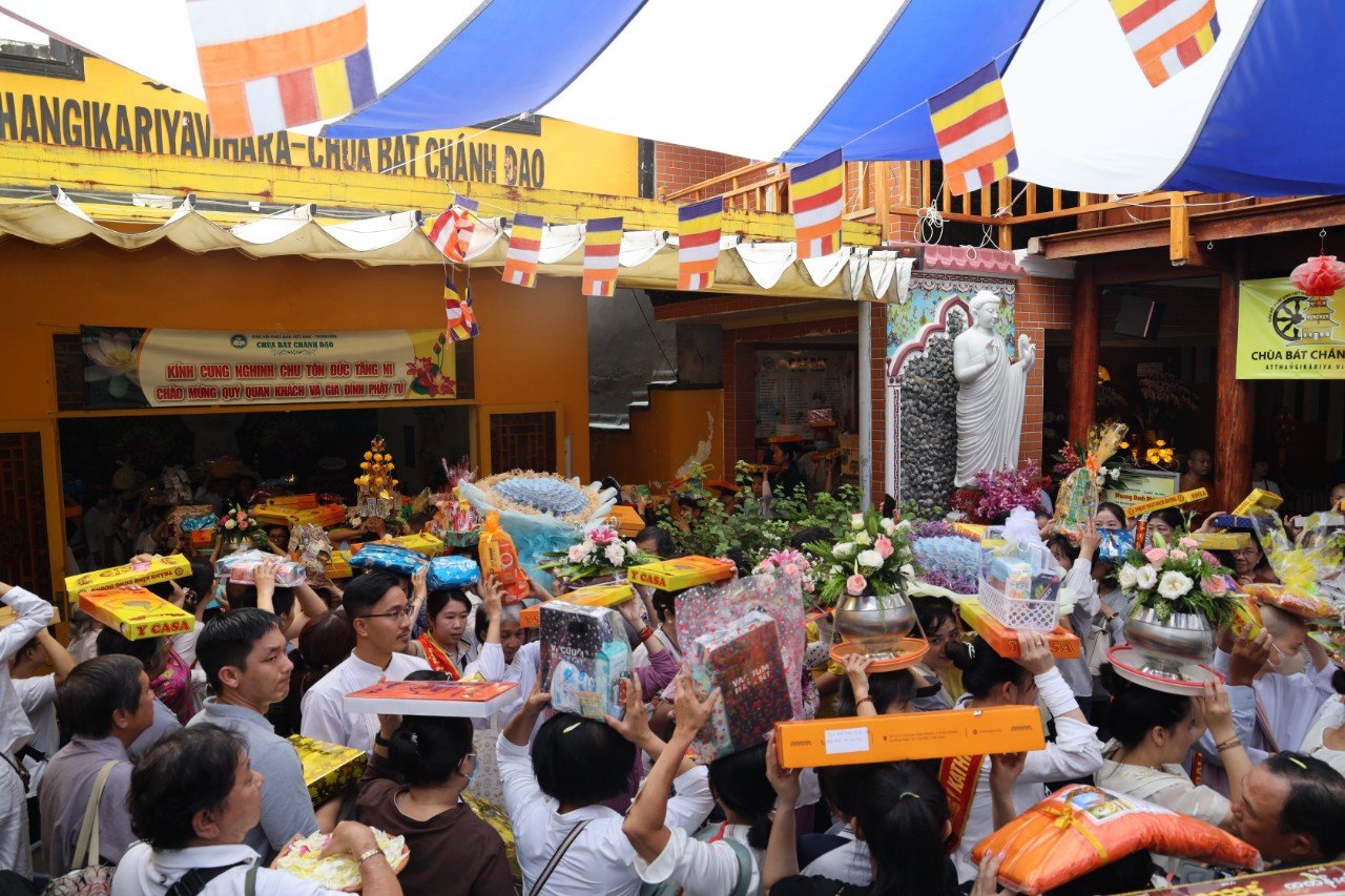 TPHCM: Đại lễ dâng y Kathina 2023 và bát hội tại chùa Bát Chánh Đạo - z4885852635912_9f02821599d2779987de208a96b2afe7.jpg (319369 KB)