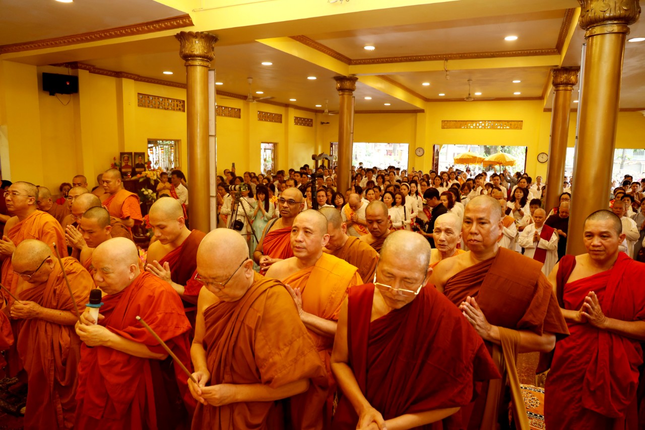 TP.Buổi lễ có sự quang lâm Chứng minh của: Hòa thượng Thiện Tâm - Phó Chủ tịch HĐTS, Trưởng Phân ban Tăng sự Phật giáo Nam tông kinh T.Ư, Trưởng Ban quản trị chùa, Trưởng Ban tổ chức; Hòa thượng Hộ Chánh; Hòa thượng Thiện Nhân - đồng Chứng minh ban Trị sự Phật giáo Tp.Thủ Đức, đồng Phó Ban quản trị chùa; Hòa thượng Bửu Chánh - Ủy viên Thư ký HĐTS, Phó Trưởng ban thường trực ban Trị sự Phật giáo tỉnh Đồng Nai; cùng chư Tôn đức Tăng, Tu nữ, và 2.000 Phật tử cùng vân tập về tham dự.
Trong không khí trang nghiêm và thanh tịnh đã diễn ra thời pháp thoại do Hòa thượng Bửu Chánh chia sẻ với chủ đề: “tạo phước tránh nghiệp”. Trong chúng ta đều luôn có thành tố tốt - xấu, nếu ta sống với tâm không thiện lành thì sẽ trổ nghiệp xấu và khi chúng ta buông bỏ tất cả để trở về với chính mình, chánh niệm tỉnh giác thì quả phước báu sẽ trổ quả lợi ích lâu dài.
Tiếp theo các Phật tử đồng đội vật phẩm cúng dường lên đầu và tiến hành nhiễu y 3 vòng đồng tụng bài kệ Dâng y casa. Kết thúc 3 vòng diễu Phật, các vị Tu nữ, Phật tử trang nghiêm thực hiện nghi thức tác bạch cúng dường, dâng y đến chư Tăng sau ba tháng an cư mùa mưa theo truyền thống Nam tông và chư Tôn đức Tăng cử hành tuyên ngôn Tăng sự và thọ y.
Đạo từ trong buổi lễ, Hòa thượng Thiện Tâm đã chia sẻ đến các thiện tín trong buổi lễ, “khi chung ta dâng y đến chư Tôn đức Tăng không phân biệt với tâm trong sạch thì phước báu sẽ trổ đến các quý vị bền vững lâu dài”.
Tiếp theo là thời kinh của chư Tôn đức Tăng thực hiện khóa lễ cầu chúc an lành đến các thí chủ và thân bằng quyến thuộc, cùng chư vị cửu huyền thất tổ được về cõi an lành.
Kết thúc buổi lễ, Đại đức Minh Tấn dâng lời cảm tạ đến chư Tôn đức Tăng, Tu nữ, Phật tử đã dành chút thời giờ đến tham dự lễ dâng y kathina tạ chùa Bửu Quang.
HCM: Đại lễ dâng y Kathina 2023 tại chùa Bửu Quang – Tổ đình Phật giáo Nam tông Kinh - z4844877277971_edb25018a04128f8de88809872e28b6a.jpg (267663 KB)