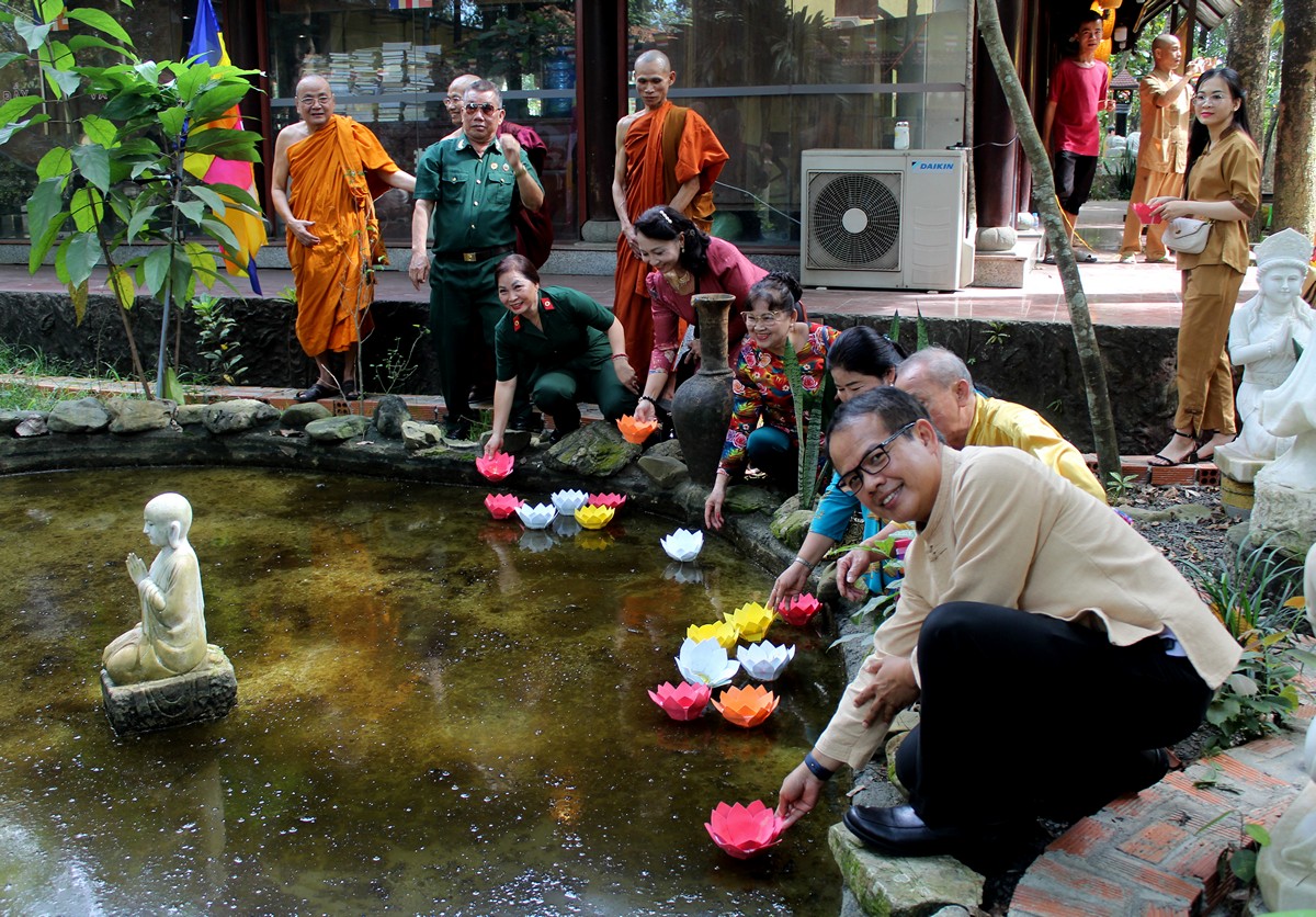 Đồng Nai: Lễ hội văn hóa Loi Krathong tại thiền viện Phước Sơn - IMG_4036.JPG (392805 KB)