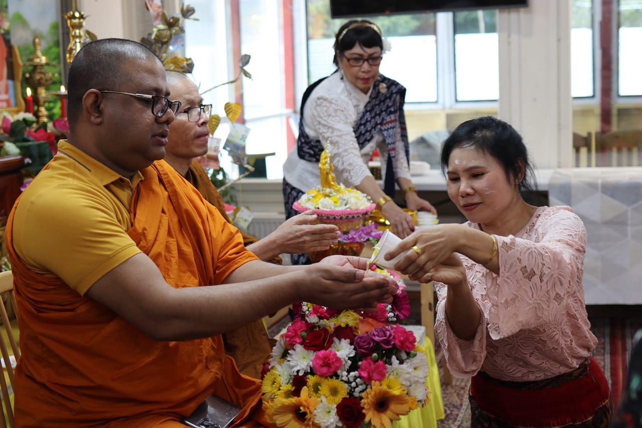 Phần Lan: Cộng đồng Phật tử Thái Lan và Sri Lanka tổ chức đón tết cổ truyền tại chùa Đại Thọ - z5326334063008_f6bd976c48e9fa77e9944a1d1517dd23.jpg (238480 KB)