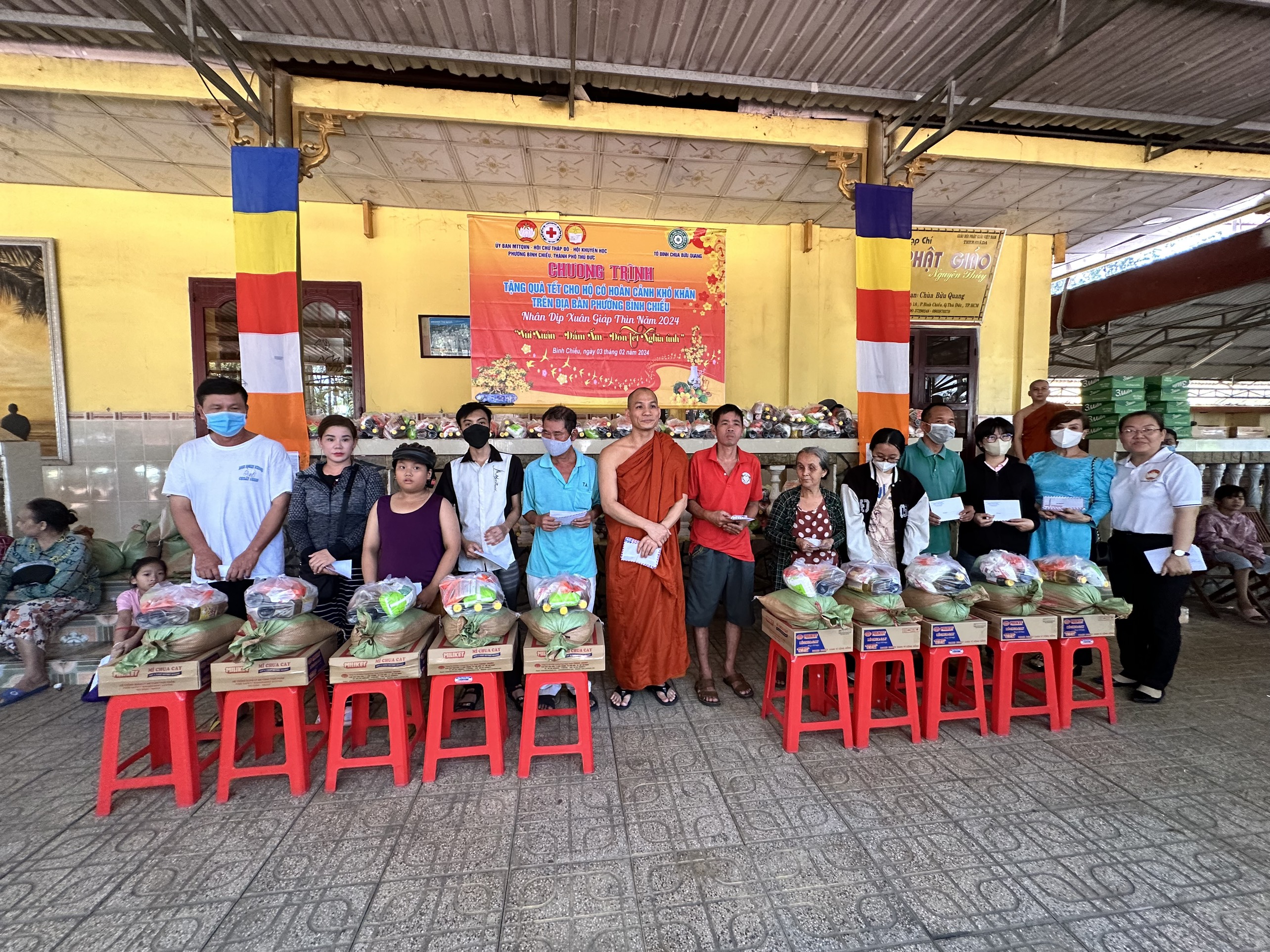 TP.HCM: Chùa Bửu Quang - Tổ đình Phật giáo Nam tông Kinh trao tặng quà xuân Giáp Thìn - z5132814950374_bff4f0c9e3e06adb2be6785aec6f8b3c.jpg (1572871 KB)