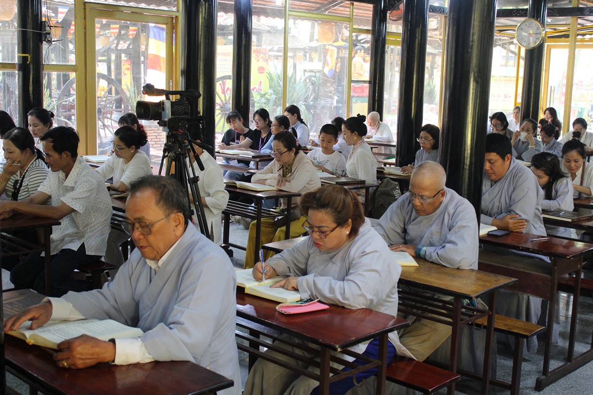 Đồng Nai: Thiền viện Phước Sơn khai giảng khóa tu học Pāḷi Abhidhamma lần 1 và lễ rước Tam tạng Thánh điển - IMG_5009.JPG (315855 KB)