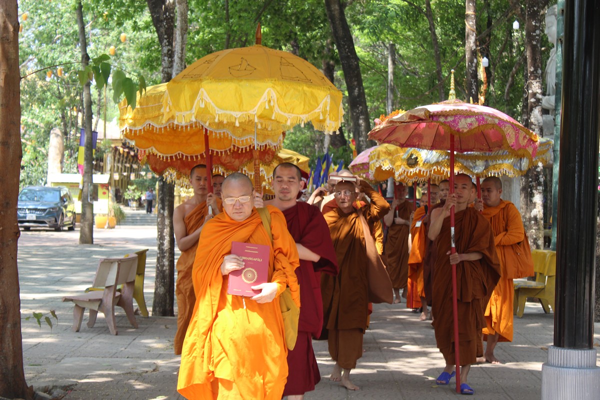 Đồng Nai: Thiền viện Phước Sơn khai giảng khóa tu học Pāḷi Abhidhamma lần 1 và lễ rước Tam tạng Thánh điển - IMG_5013.JPG (325360 KB)