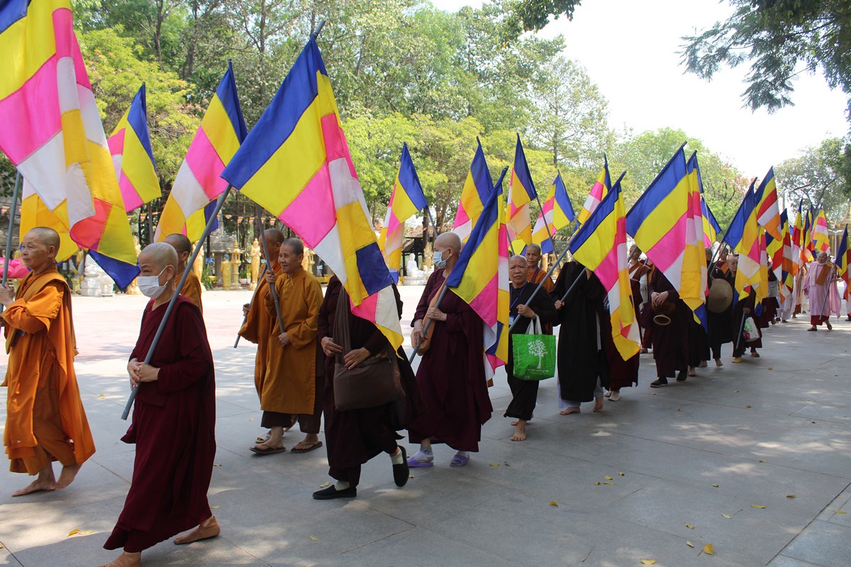 Đồng Nai: Thiền viện Phước Sơn khai giảng khóa tu học Pāḷi Abhidhamma lần 1 và lễ rước Tam tạng Thánh điển - IMG_5027.JPG (337588 KB)