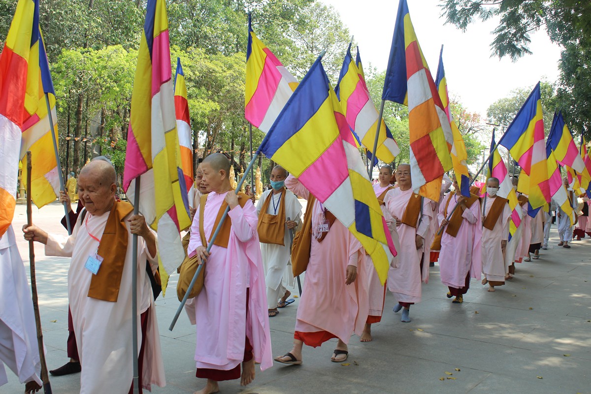 Đồng Nai: Thiền viện Phước Sơn khai giảng khóa tu học Pāḷi Abhidhamma lần 1 và lễ rước Tam tạng Thánh điển - IMG_5029.JPG (346430 KB)