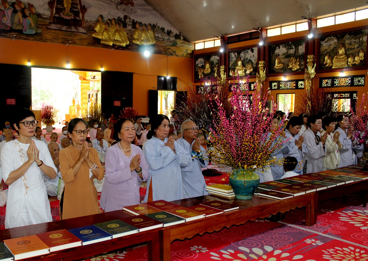 Đồng Nai: Thiền viện Phước Sơn khai giảng khóa tu học Pāḷi Abhidhamma lần 1 và lễ rước Tam tạng Thánh điển - IMG_5047.JPG (358831 KB)