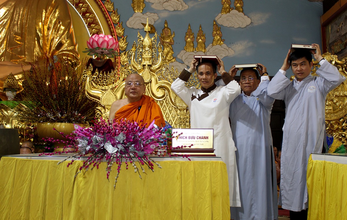 Đồng Nai: Thiền viện Phước Sơn khai giảng khóa tu học Pāḷi Abhidhamma lần 1 và lễ rước Tam tạng Thánh điển - IMG_5059.JPG (308893 KB)