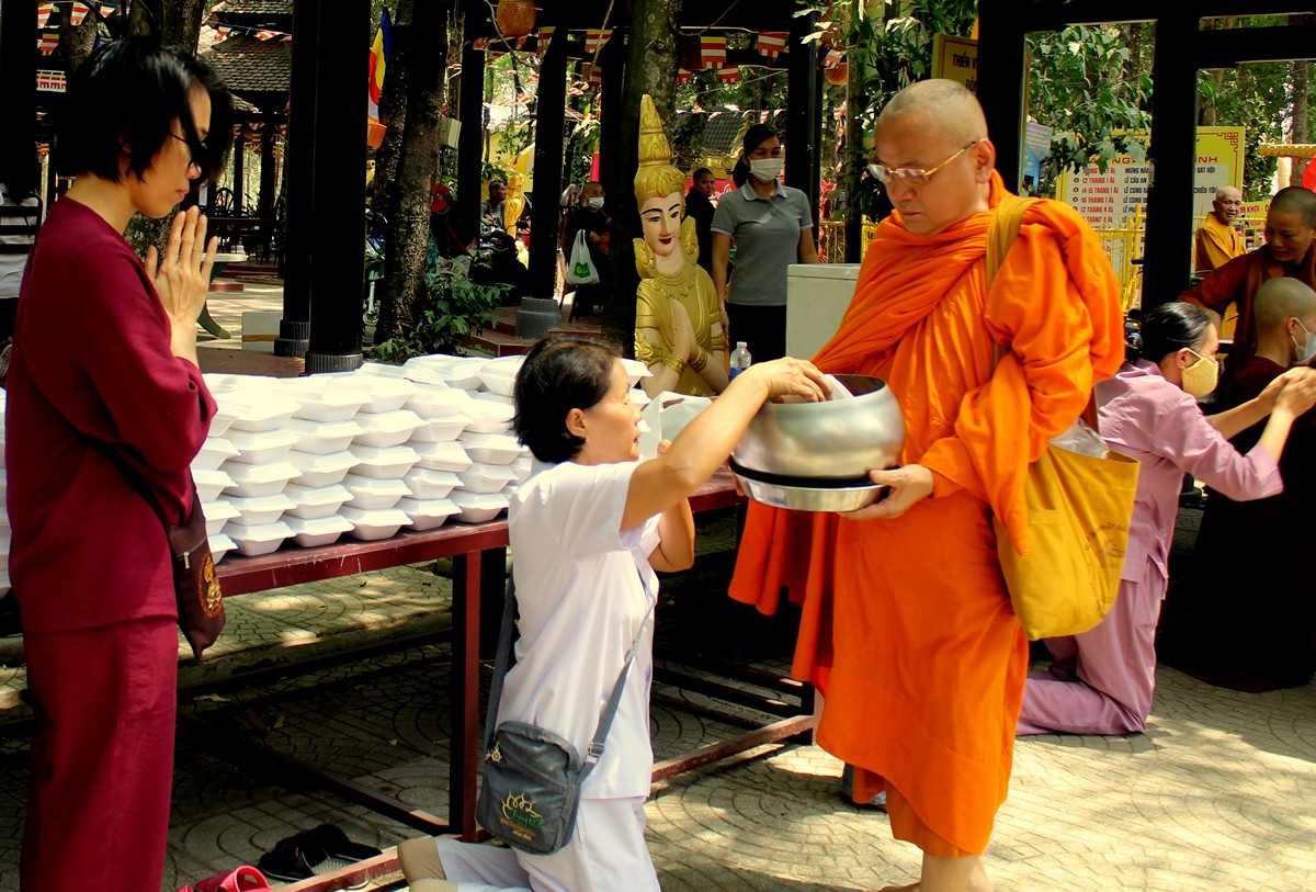 Đồng Nai: Thiền viện Phước Sơn khai giảng khóa tu học Pāḷi Abhidhamma lần 1 và lễ rước Tam tạng Thánh điển - IMG_5065.JPG (306947 KB)