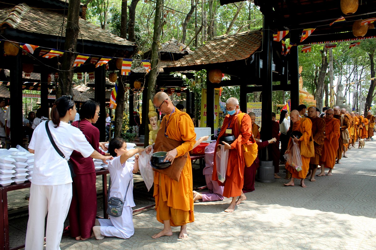 Đồng Nai: Thiền viện Phước Sơn khai giảng khóa tu học Pāḷi Abhidhamma lần 1 và lễ rước Tam tạng Thánh điển - IMG_5066.JPG (349862 KB)