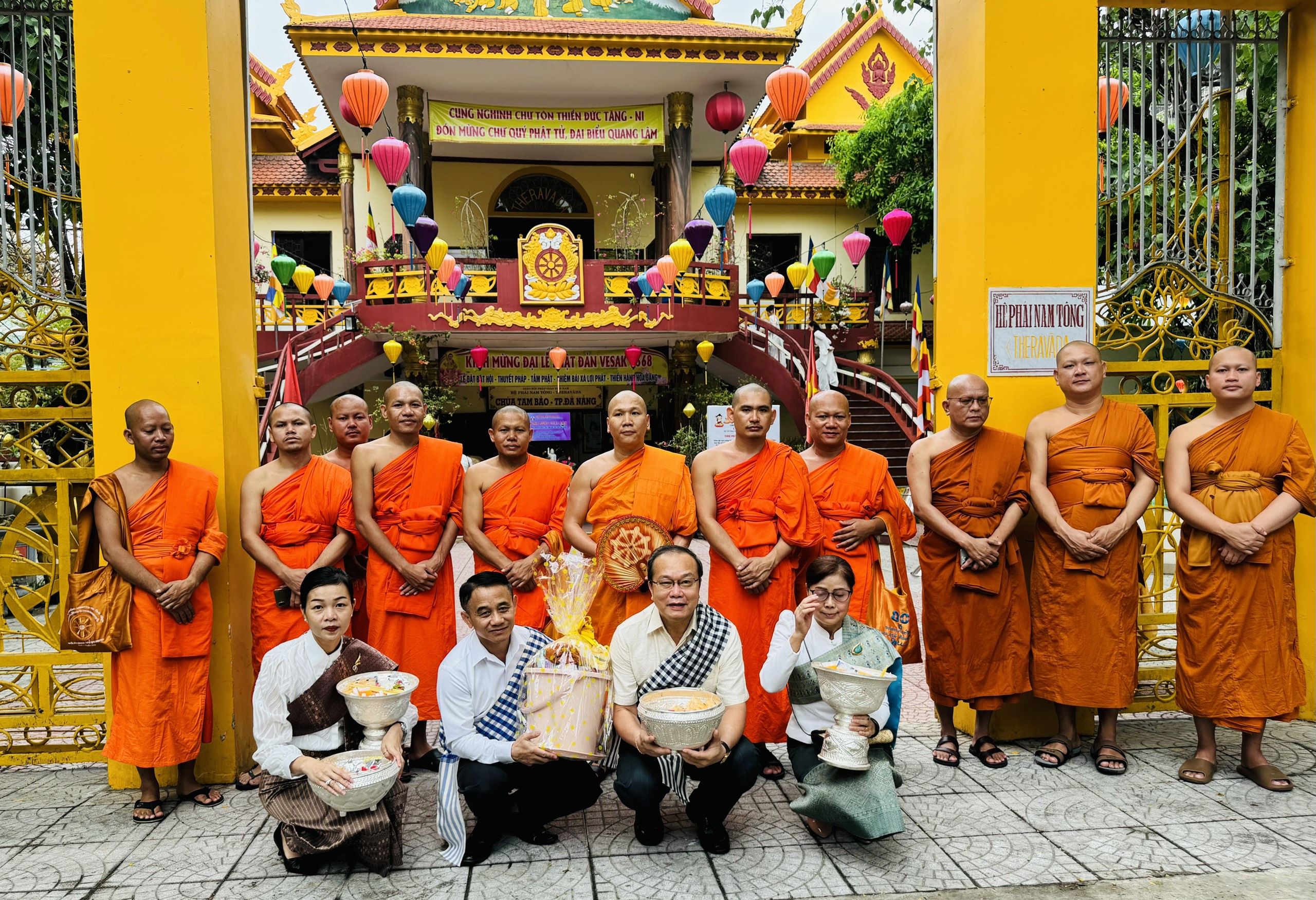 Đoàn Tổng Lãnh Sự nước CHDCND Lào và Chư Tăng